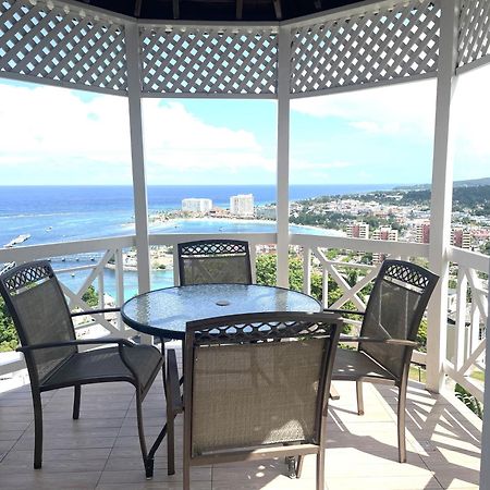 Oceanbreeze Jamaica Penthouse, 7-Minute Walk To Beach Ocho Rios Exteriér fotografie