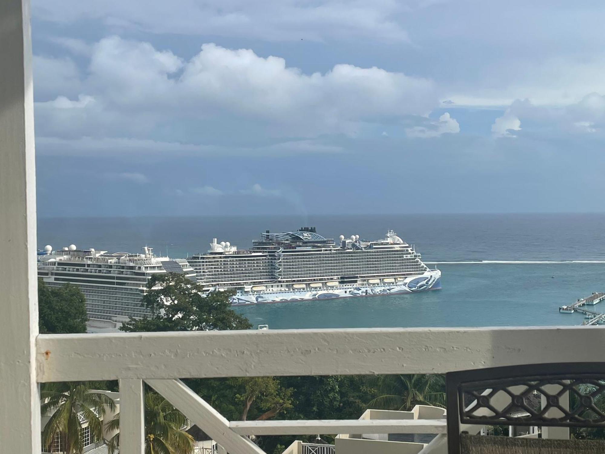 Oceanbreeze Jamaica Penthouse, 7-Minute Walk To Beach Ocho Rios Exteriér fotografie