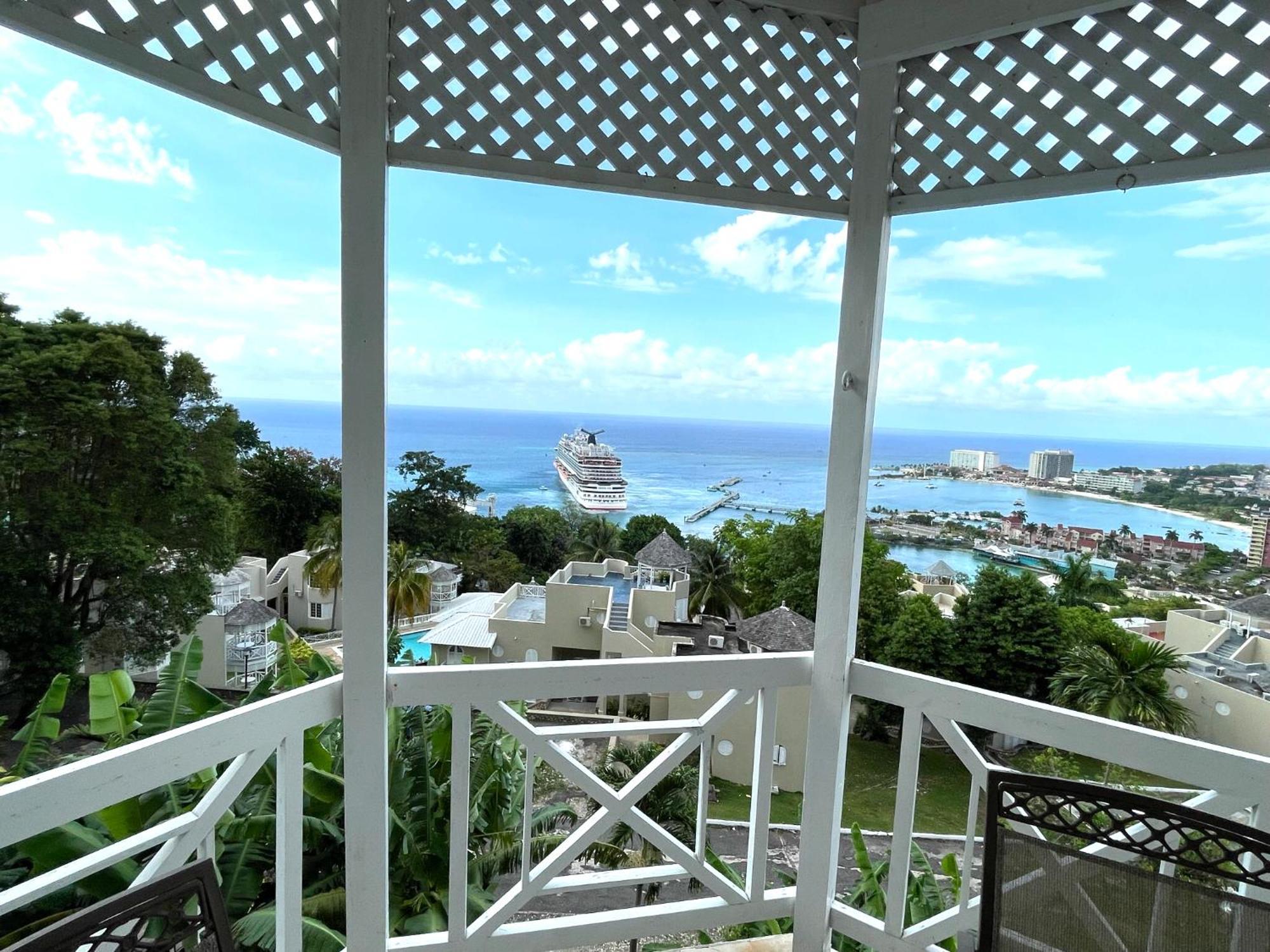 Oceanbreeze Jamaica Penthouse, 7-Minute Walk To Beach Ocho Rios Exteriér fotografie