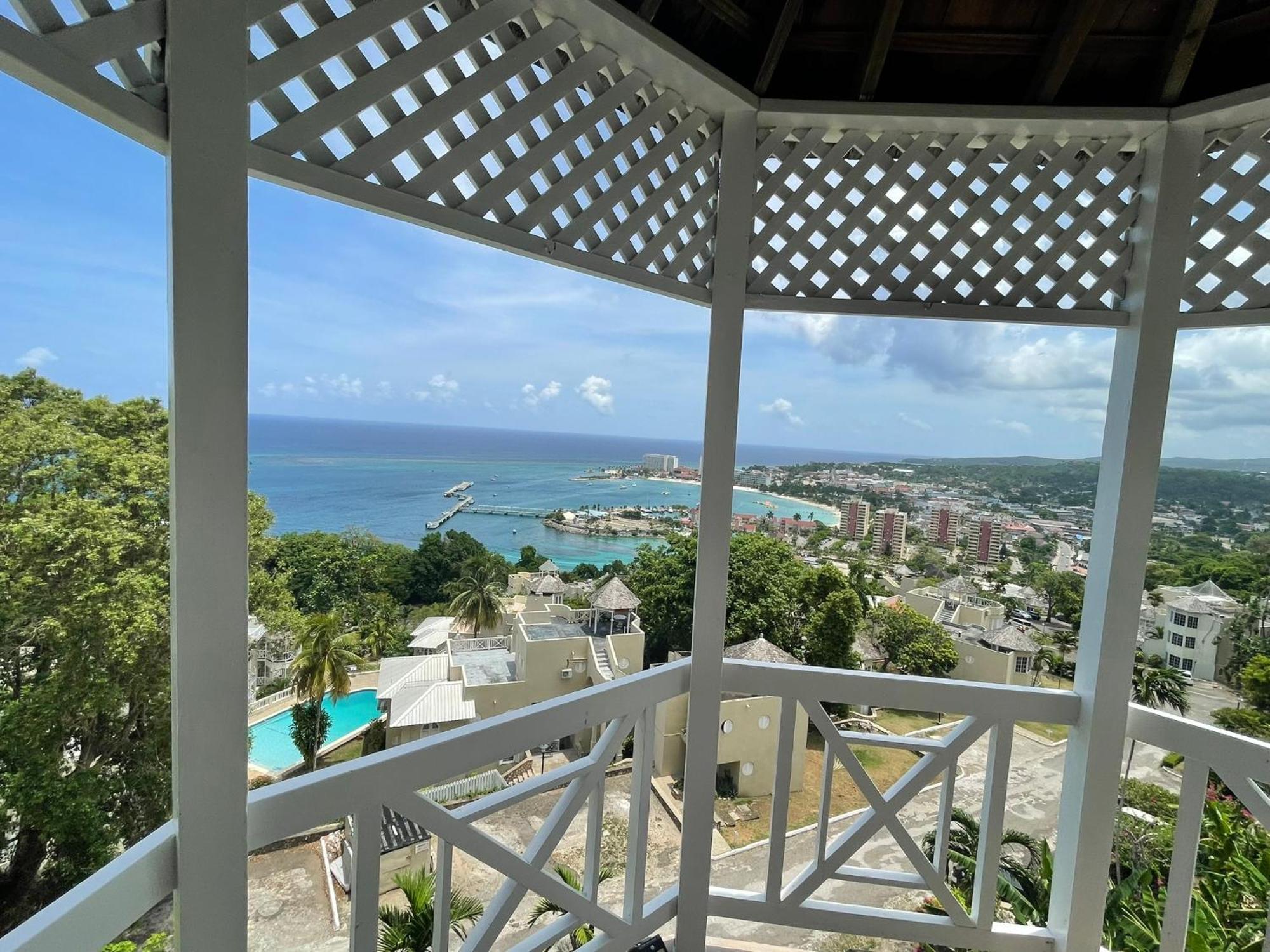 Oceanbreeze Jamaica Penthouse, 7-Minute Walk To Beach Ocho Rios Exteriér fotografie