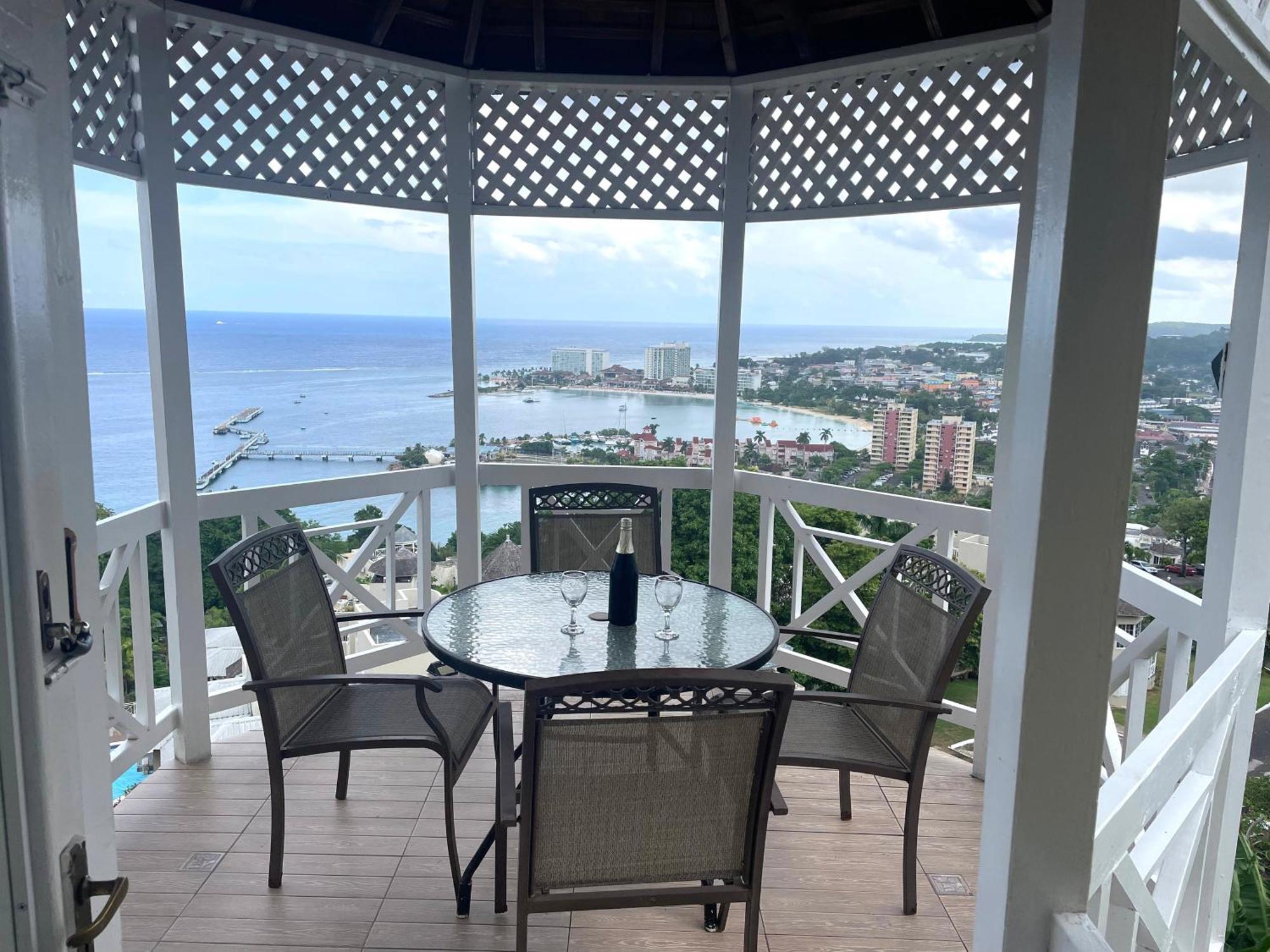 Oceanbreeze Jamaica Penthouse, 7-Minute Walk To Beach Ocho Rios Exteriér fotografie