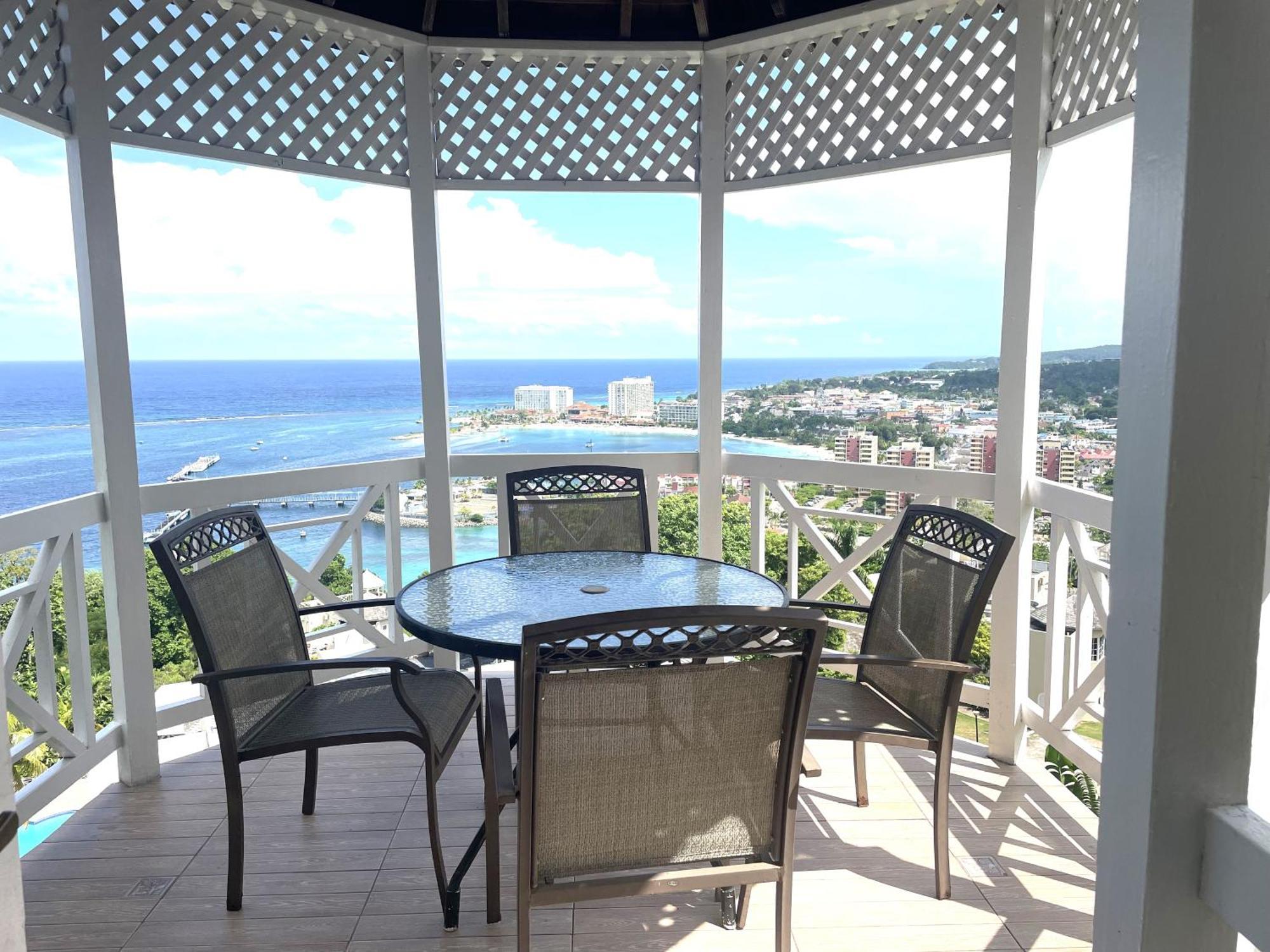 Oceanbreeze Jamaica Penthouse, 7-Minute Walk To Beach Ocho Rios Exteriér fotografie