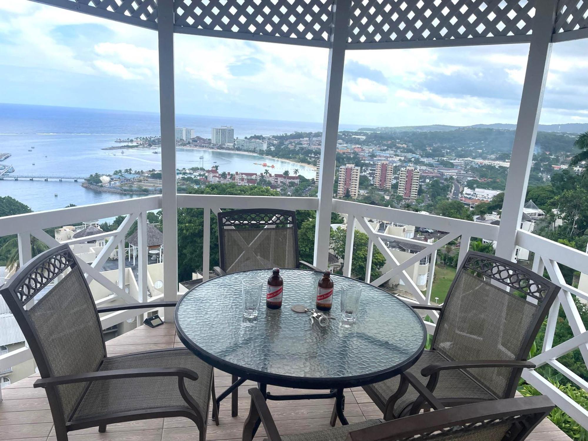 Oceanbreeze Jamaica Penthouse, 7-Minute Walk To Beach Ocho Rios Exteriér fotografie