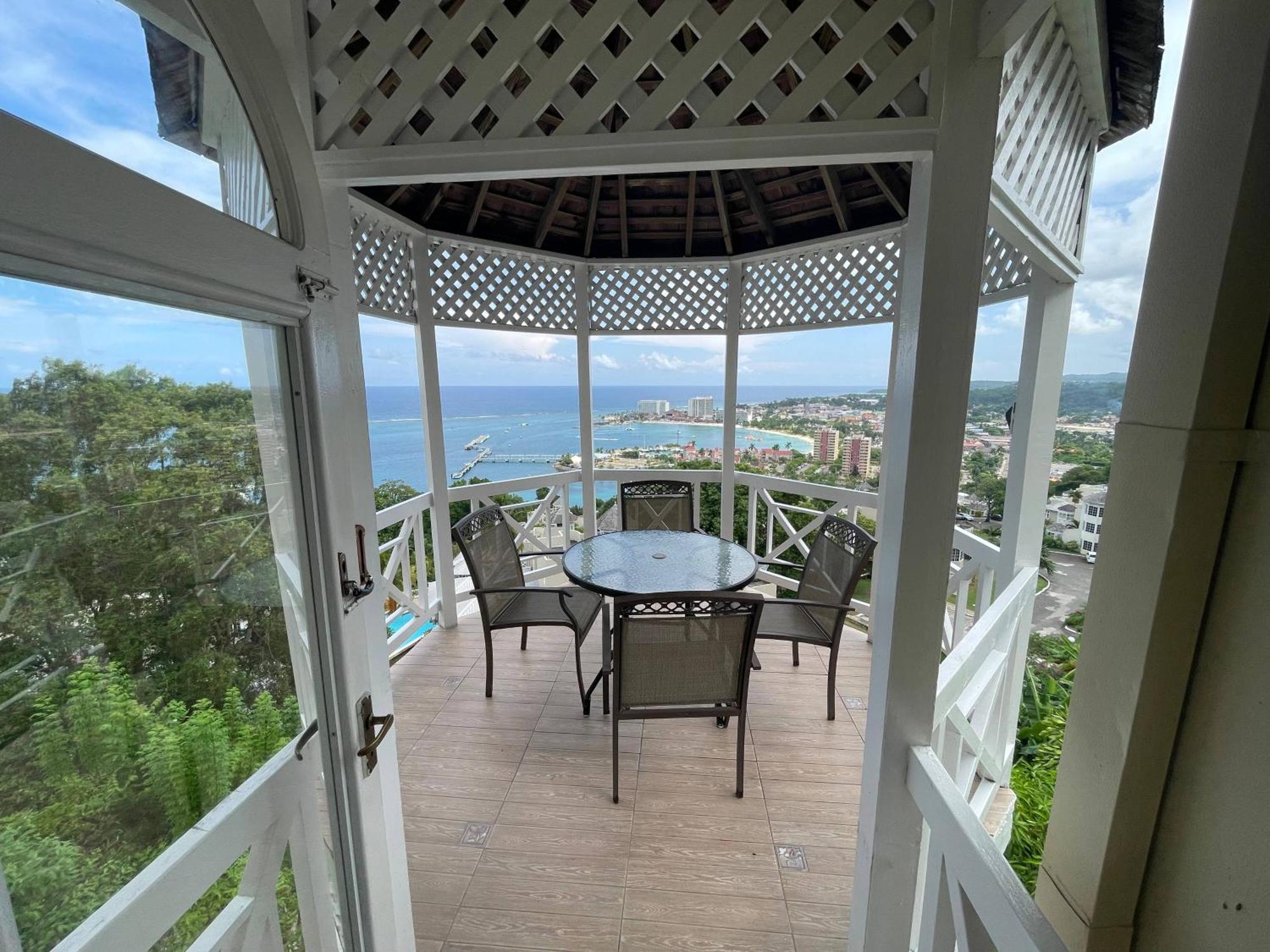 Oceanbreeze Jamaica Penthouse, 7-Minute Walk To Beach Ocho Rios Exteriér fotografie