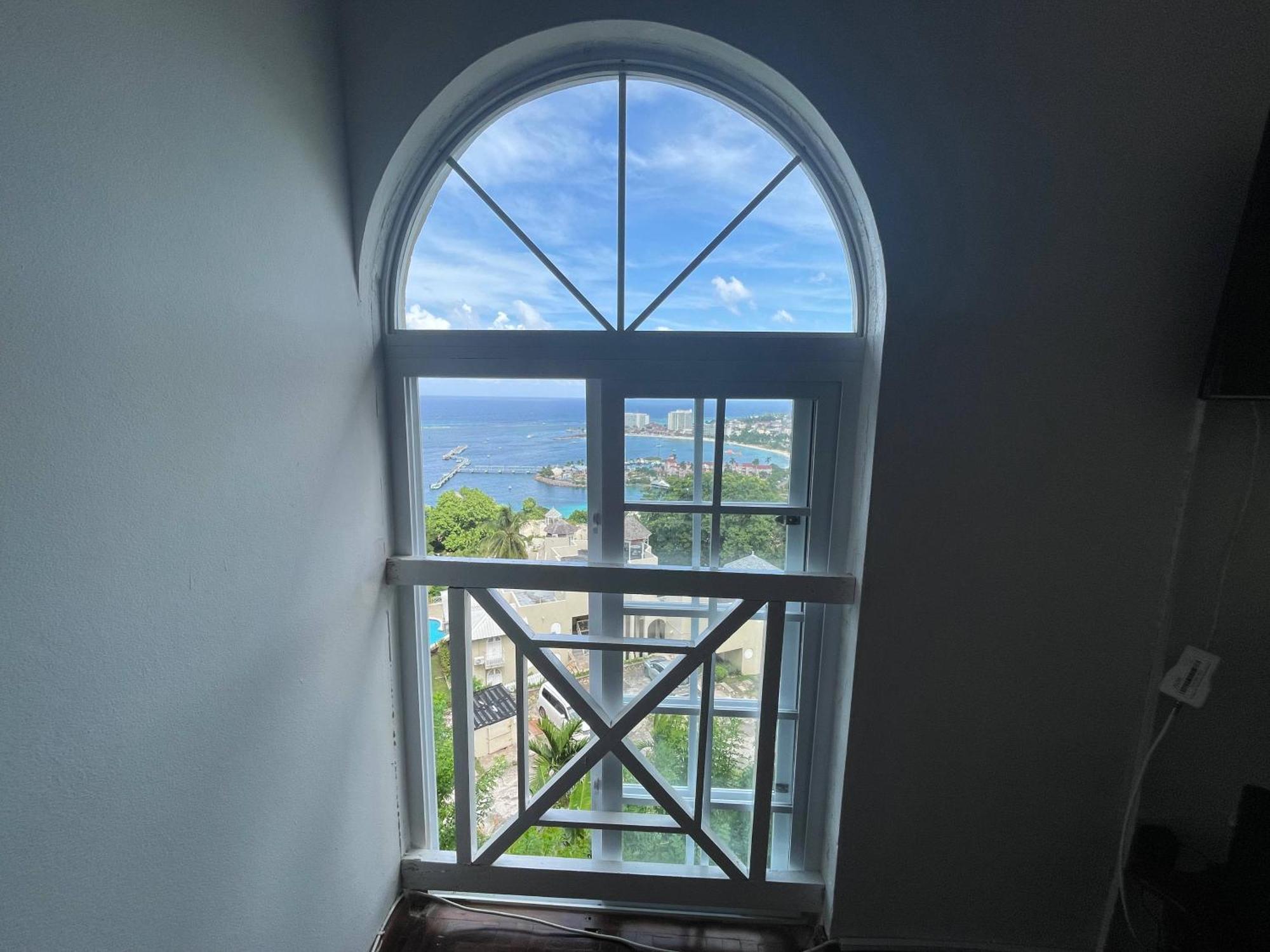 Oceanbreeze Jamaica Penthouse, 7-Minute Walk To Beach Ocho Rios Exteriér fotografie