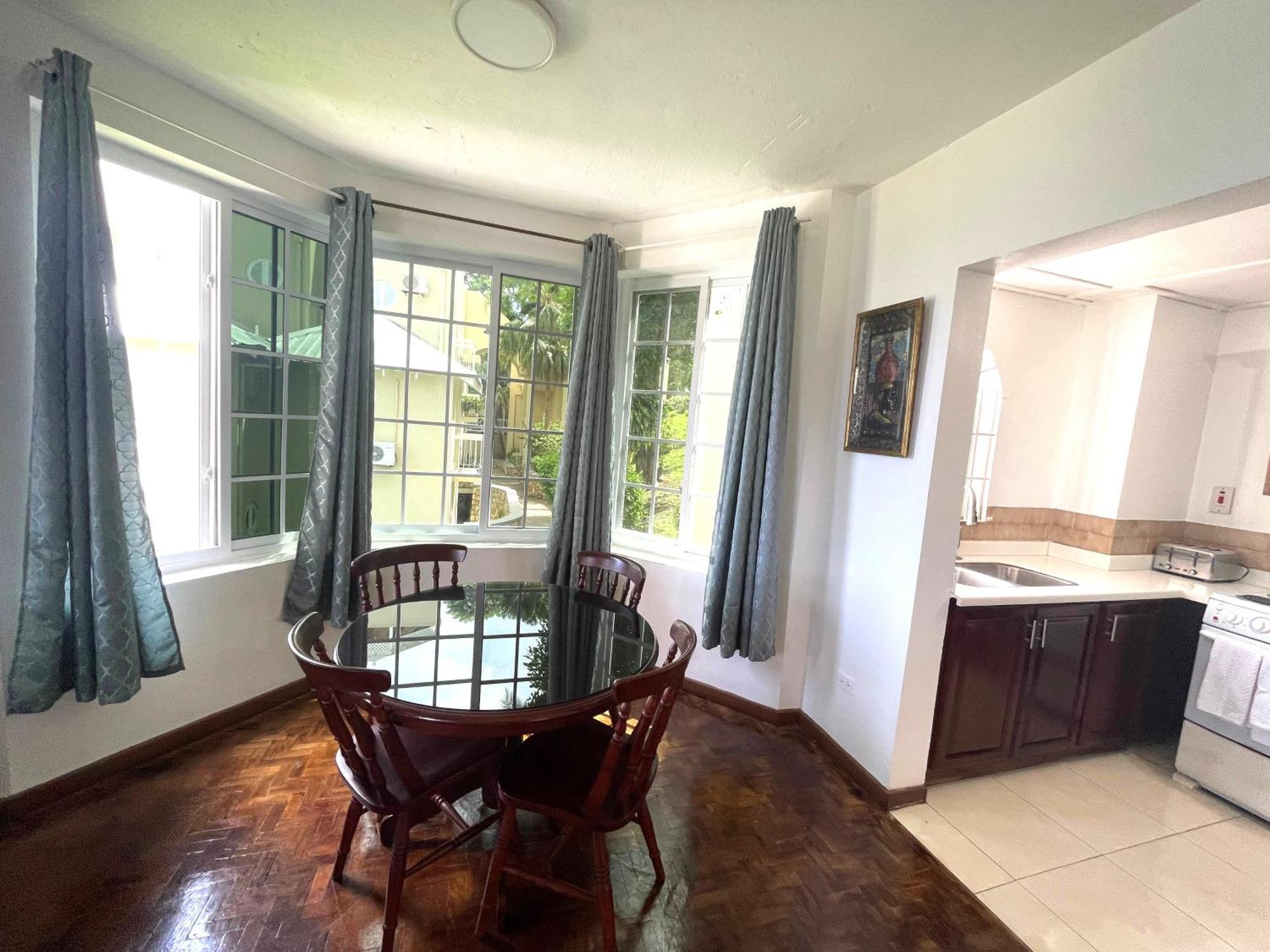Oceanbreeze Jamaica Penthouse, 7-Minute Walk To Beach Ocho Rios Exteriér fotografie