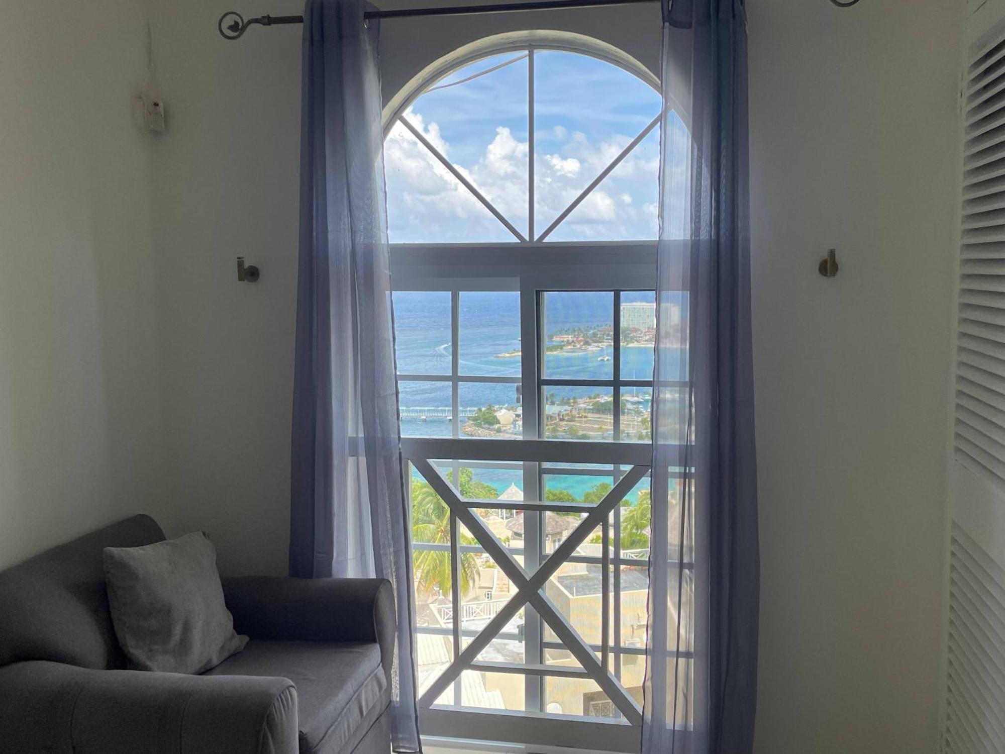Oceanbreeze Jamaica Penthouse, 7-Minute Walk To Beach Ocho Rios Exteriér fotografie