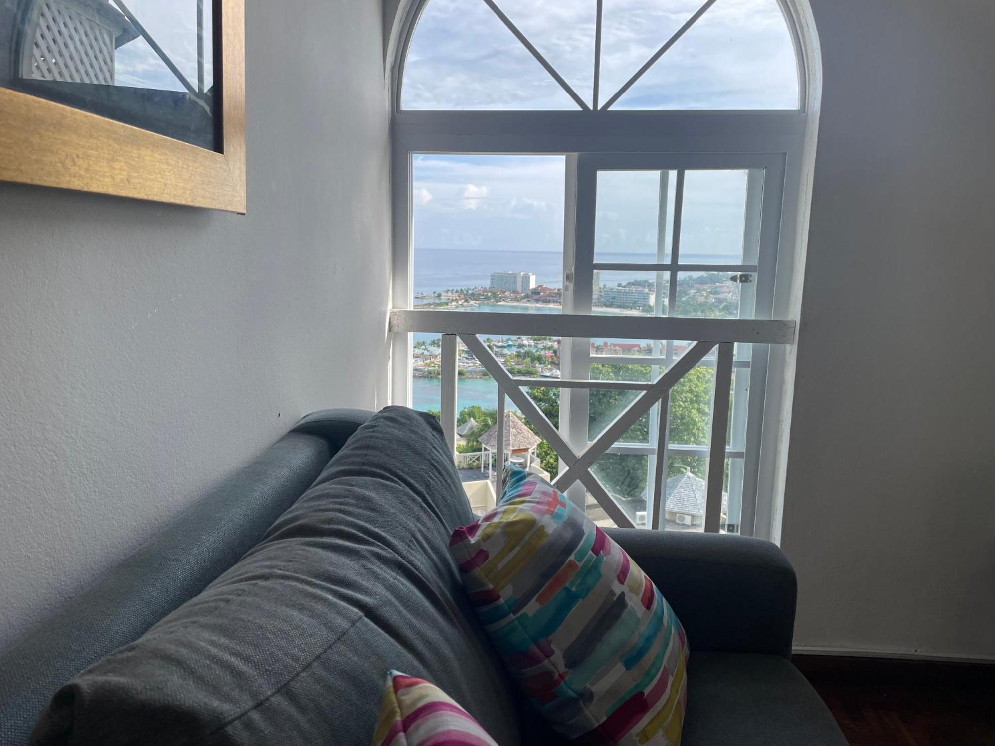Oceanbreeze Jamaica Penthouse, 7-Minute Walk To Beach Ocho Rios Exteriér fotografie