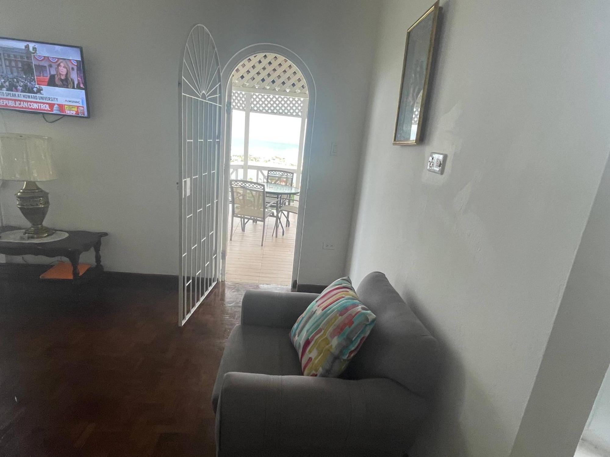 Oceanbreeze Jamaica Penthouse, 7-Minute Walk To Beach Ocho Rios Exteriér fotografie